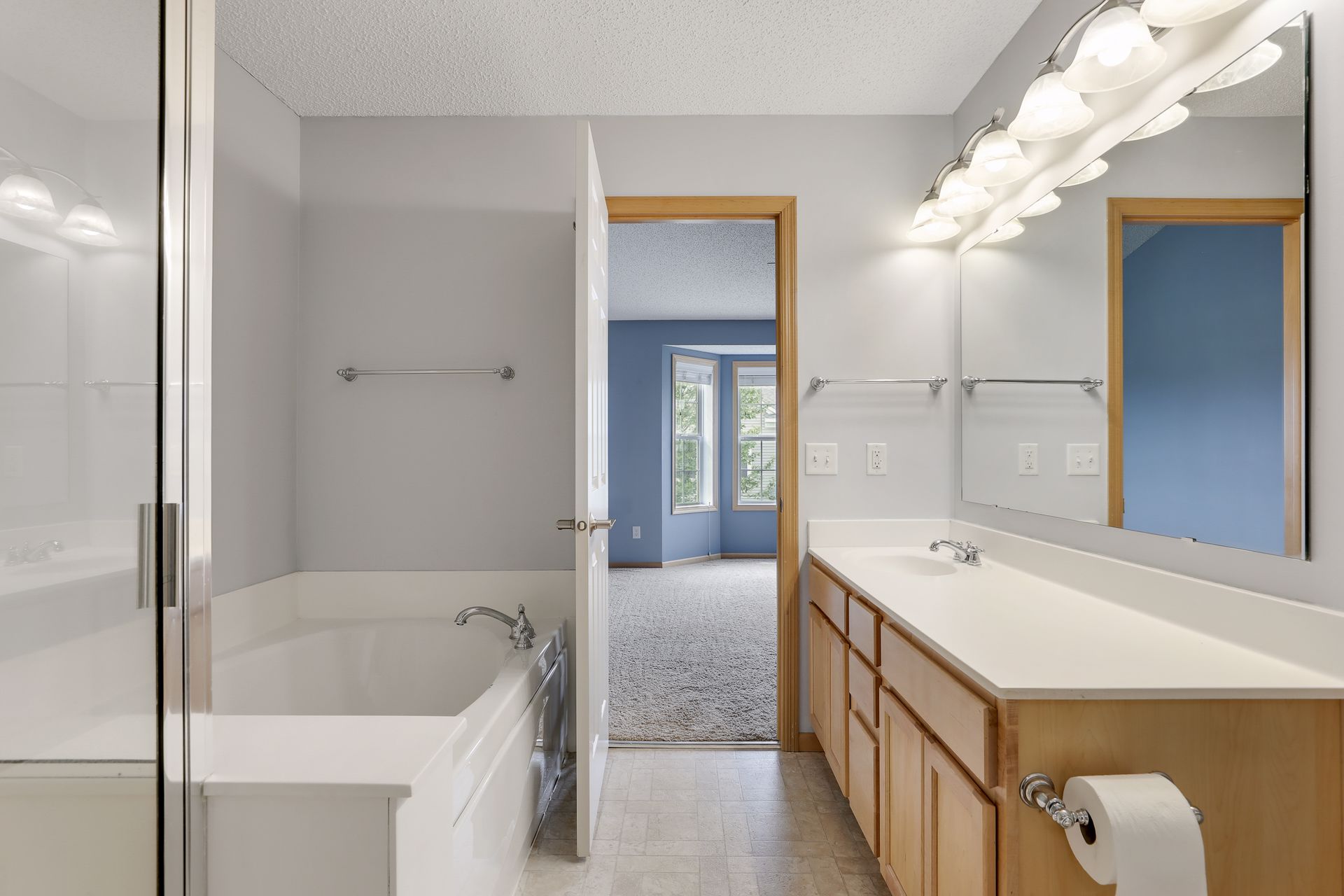Woodbury Townhome for sale Master Bathroom