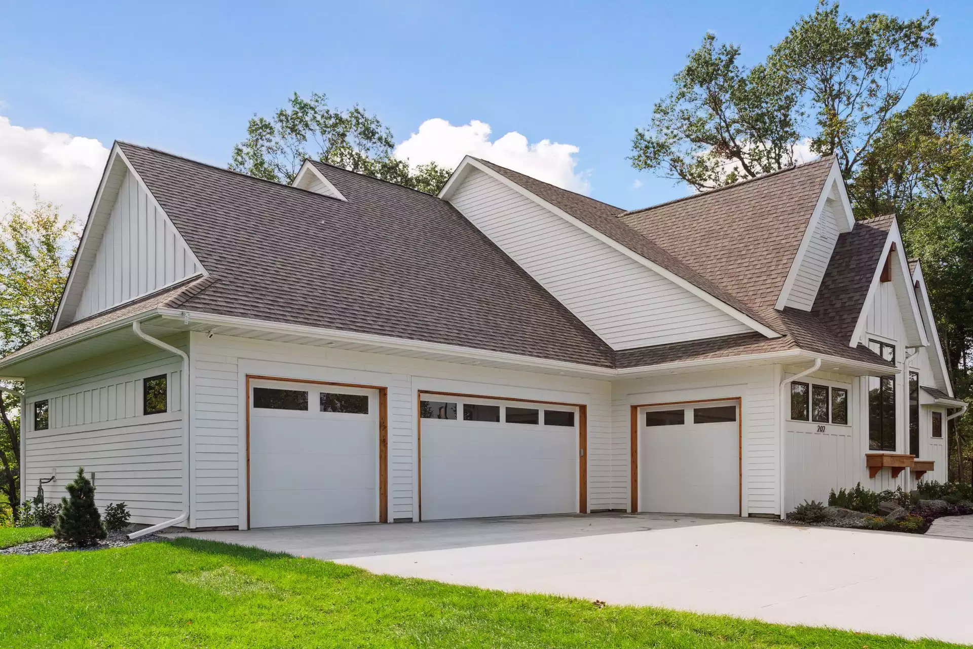 Huge Four-car GARAGE all insulated