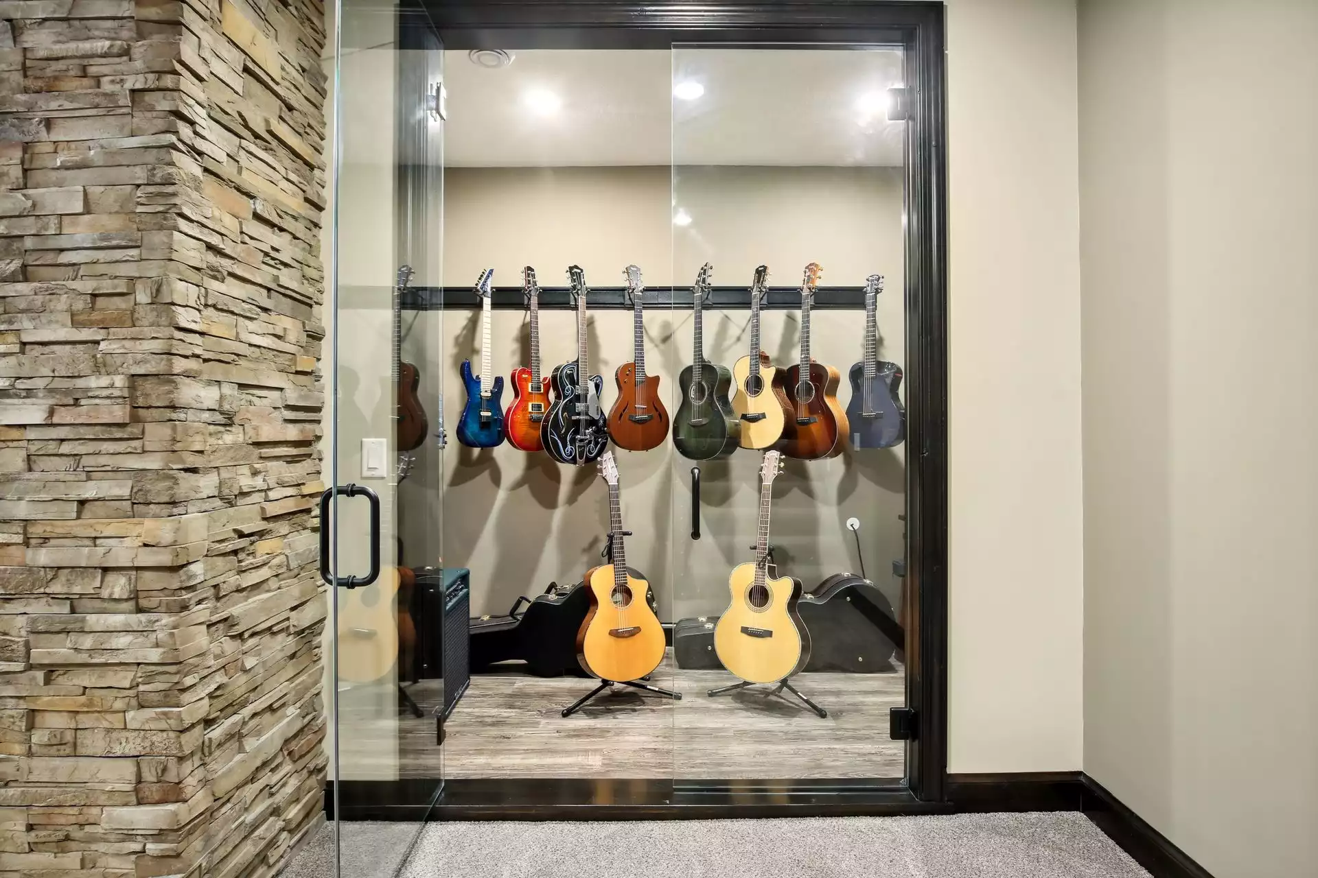 Guitar Showcase Room